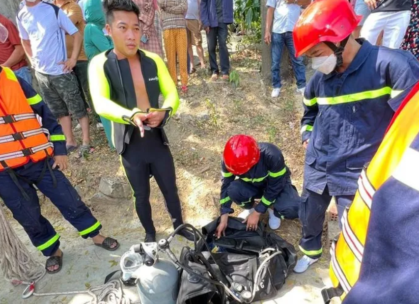 Lực lượng cứu hộ chuẩn bị tìm kiếm hai em nhỏ.