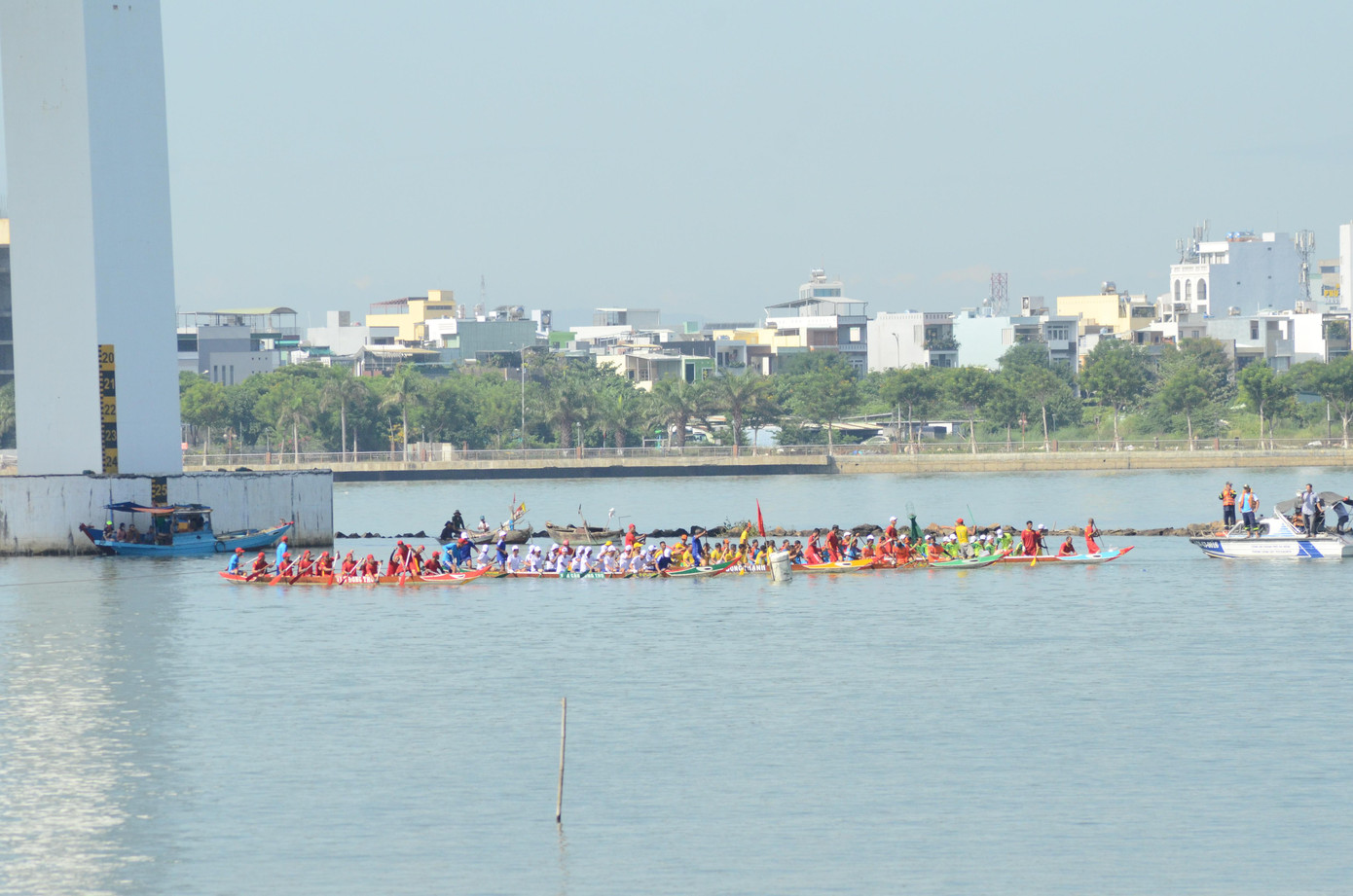 Sau phần khai mạc giải đua, các đội thuyền lần lượt bốc thăm số thứ tự, lần lượt chèo thuyền đến vạch xuất phát. Ảnh: Thái Lâm
