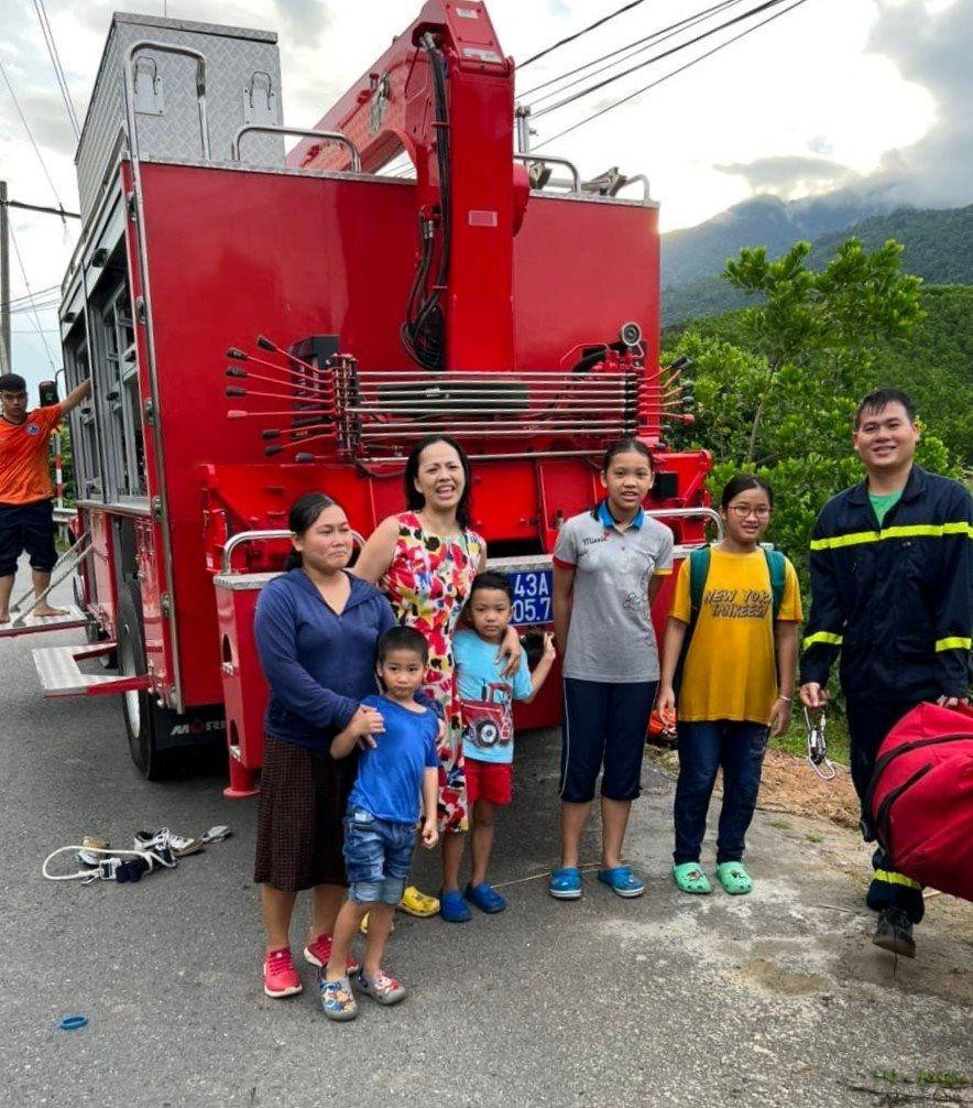 Nhóm du khách được giải cứu chiều 9/7. Nhóm du khách được giải cứu chiều 9/7.