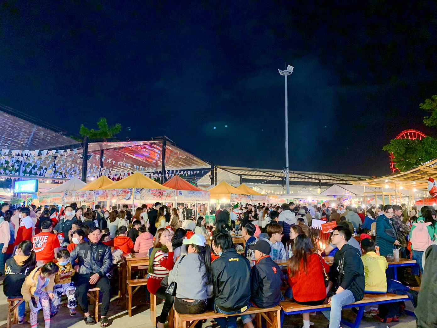 Với lợi thế về đồ ăn phong phú, không gian thoáng mát, khu chợ đêm lớn nhất Đà Nẵng thu hút hàng nghìn khách du lịch trong dịp Noel.