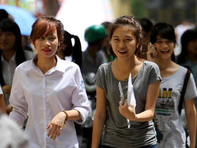 Thí sinh dự thi khối C hoàn thành xong bài thi môn Văn. Ảnh: Ngọc Châu