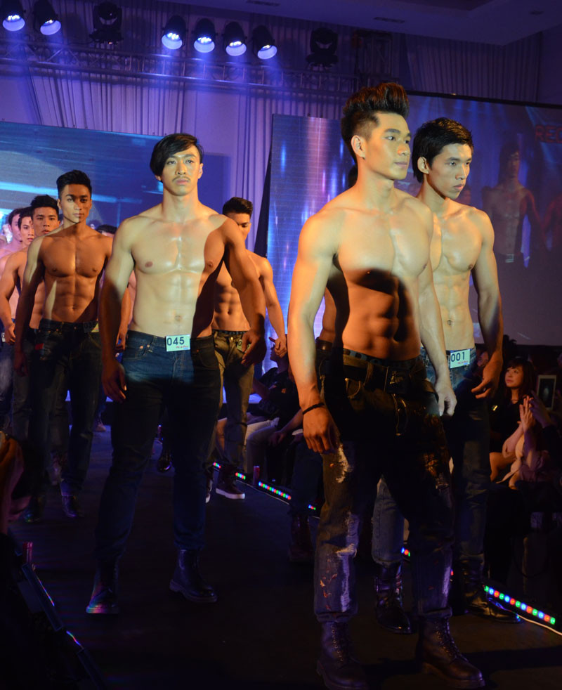 Phần thi trang phục jeans cởi trần của 13 thí sinh