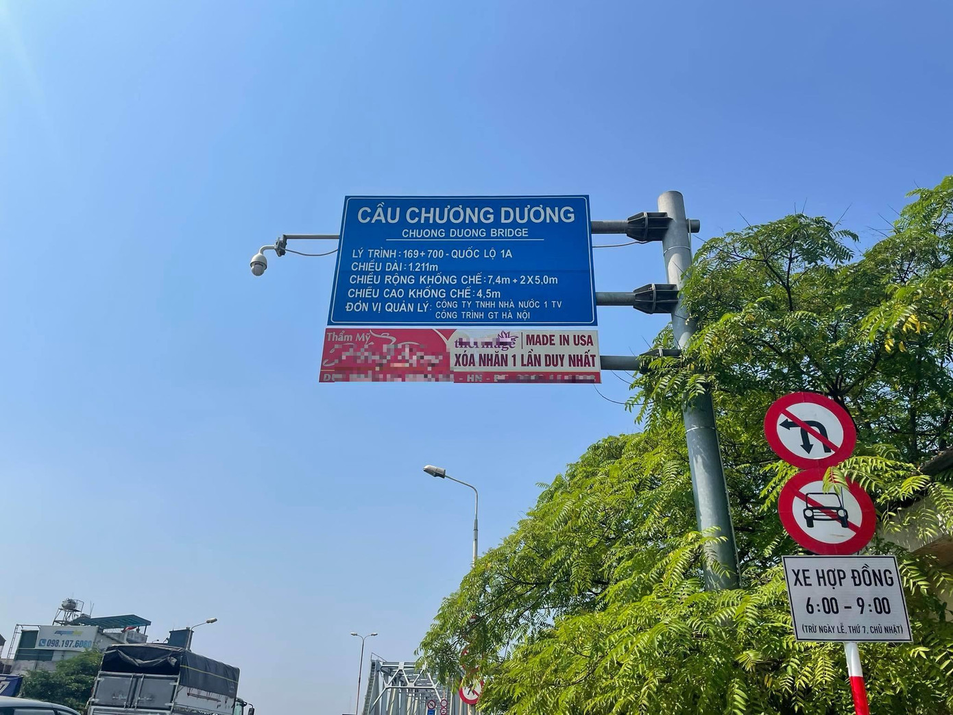 Cách đó không xa, quảng cáo của thẩm mỹ viện này lại xuất hiện trên cầu Chương Dương - một điểm nhấn quan trọng của Hà Nội, nơi thường xuyên ùn tắc.