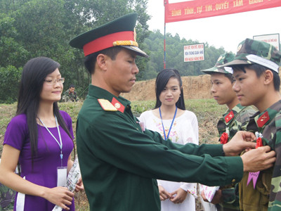 Thiếu tá Nguyễn Mạnh Cường - Phó Tham mưu trưởng Trung đoàn Thông tin 601 gắn Hoa bắn giỏi cho hai chiến sĩ Dương Đình Nam (77 điểm) và Vi Văn Tiến (79 điểm). Thiếu tá Nguyễn Mạnh Cường - Phó Tham mưu trưởng Trung đoàn Thông tin 601 gắn Hoa bắn giỏi cho hai chiến sĩ Dương Đình Nam (77 điểm) và Vi Văn Tiến (79 điểm)