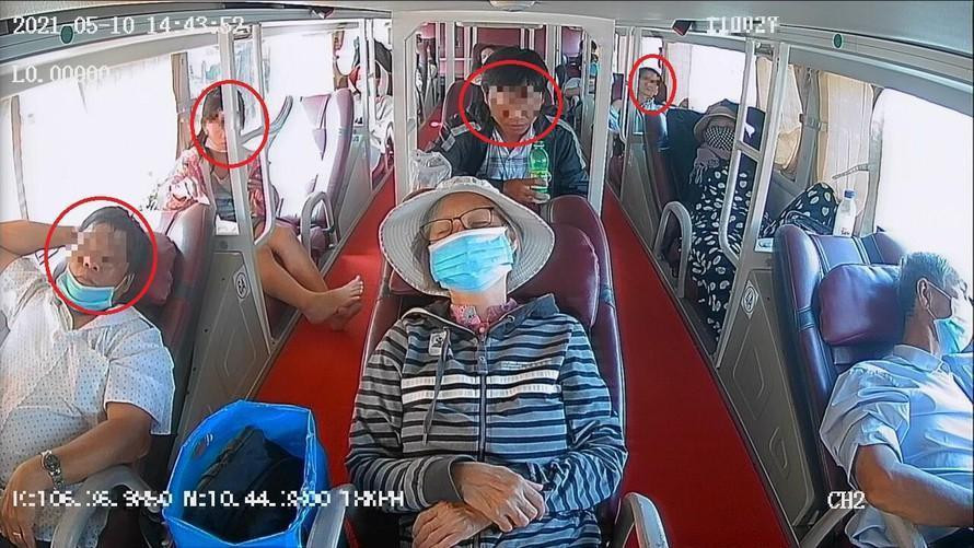 Camera giám sát hành trình ghi lại nhiều người không đeo khẩu trang, vi phạm giãn cách