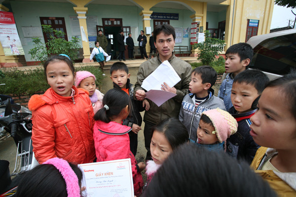 Xum vầy đón nhận quà Tết