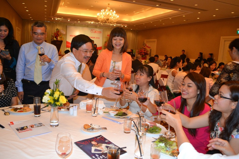 Phó TBT Vũ Tiến cùng chia vui với khách hàng