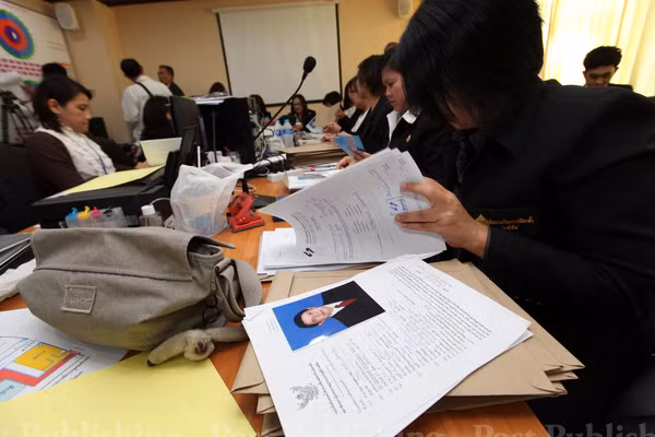 Nhân viên hội đồng bầu cử kiểm tra bản đăng kí của các ứng cử viên tại đồn cảnh sát Din Daeng (Ảnh: Bangkokpost)