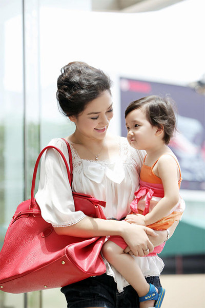 Huyền đang đảm nhận vai trò MC của VTV4 với chương trình rất nhân văn "Cuộc sống vẫn tươi đẹp”. Huyền đang đảm nhận vai trò MC của VTV4 với chương trình rất nhân văn