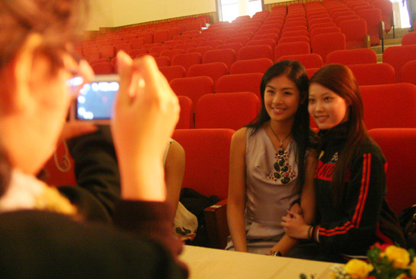 Tiếp đó, hai người đẹp còn dành thời gian chụp ảnh với mọi người