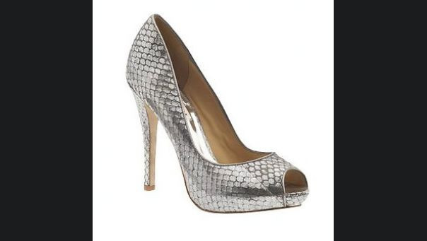 Đôi giày hở mũi ánh kim này sẽ là sự kết hợp ăn ý với chiếc váy đỏ ở trên.