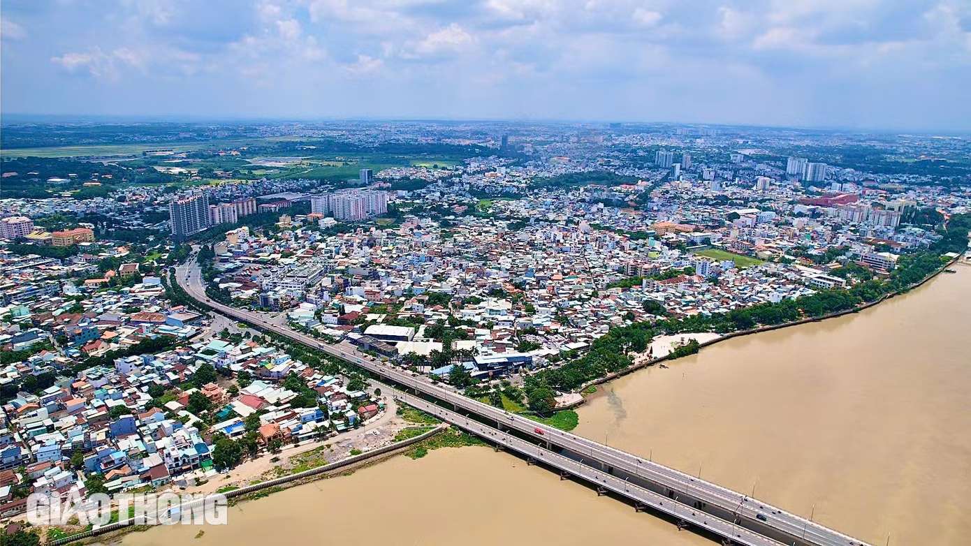 Trong đó, cầu cũ được xây dựng năm 1973 và đi vào khai thác sau khoảng vài năm xây dựng. Năm 2014 cầu mới Hóa An cũng được đưa vào hoạt động. Cầu mới nằm cách cầu cũ 4m về hạ lưu sông, dài hơn 1,3km, rộng 16,5m với ba làn xe cơ giới, một làn xe hỗn hợp cùng hầm chui dưới cầu. Bề rộng hầm chui 10m, chiều cao 3,2m và dài 330m.
