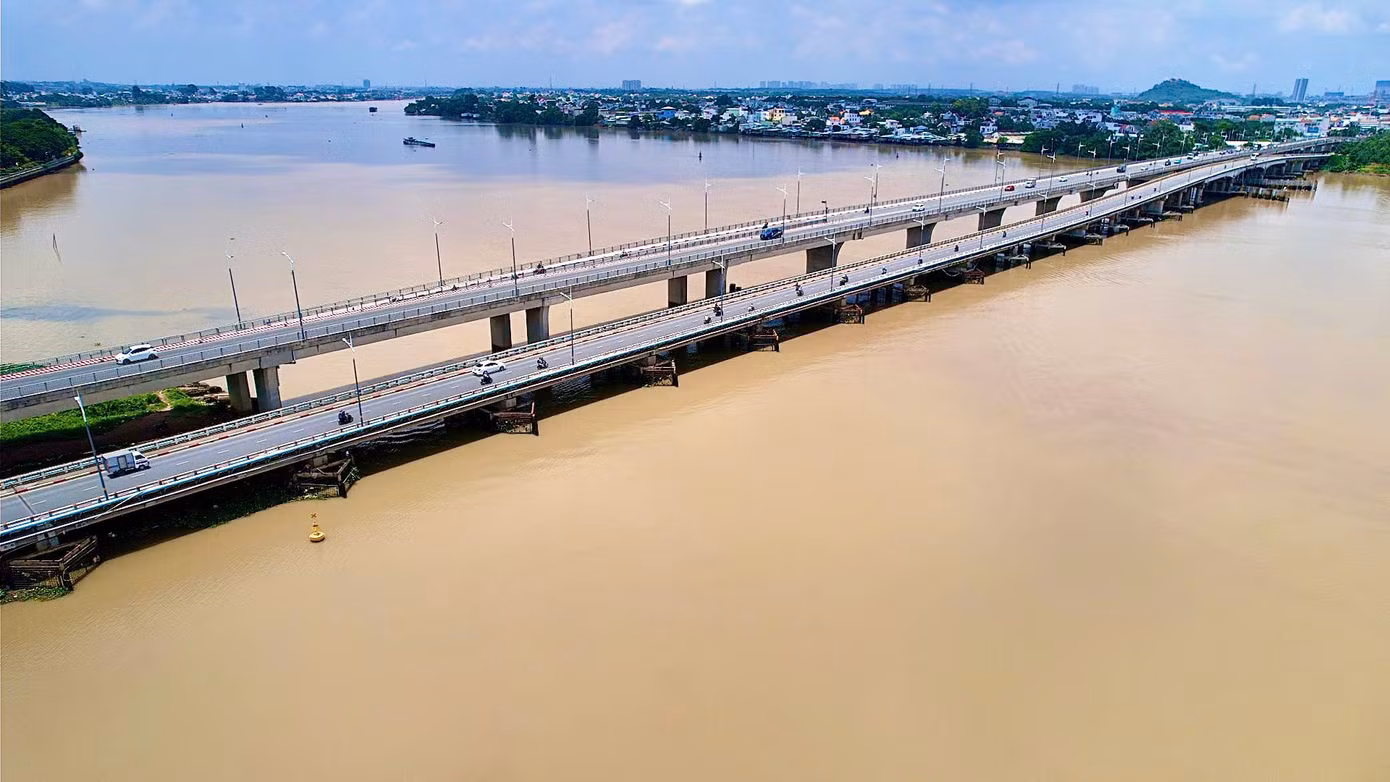 Cách cầu Đồng Nai khoảng hơn 8km là cầu Hóa An nằm trên trục đường QL1K - Nguyễn Ái Quốc nối vào thành phố Biên Hòa. Đây là cây cầu thứ hai gắn kết Đồng Nai - Bình Dương.