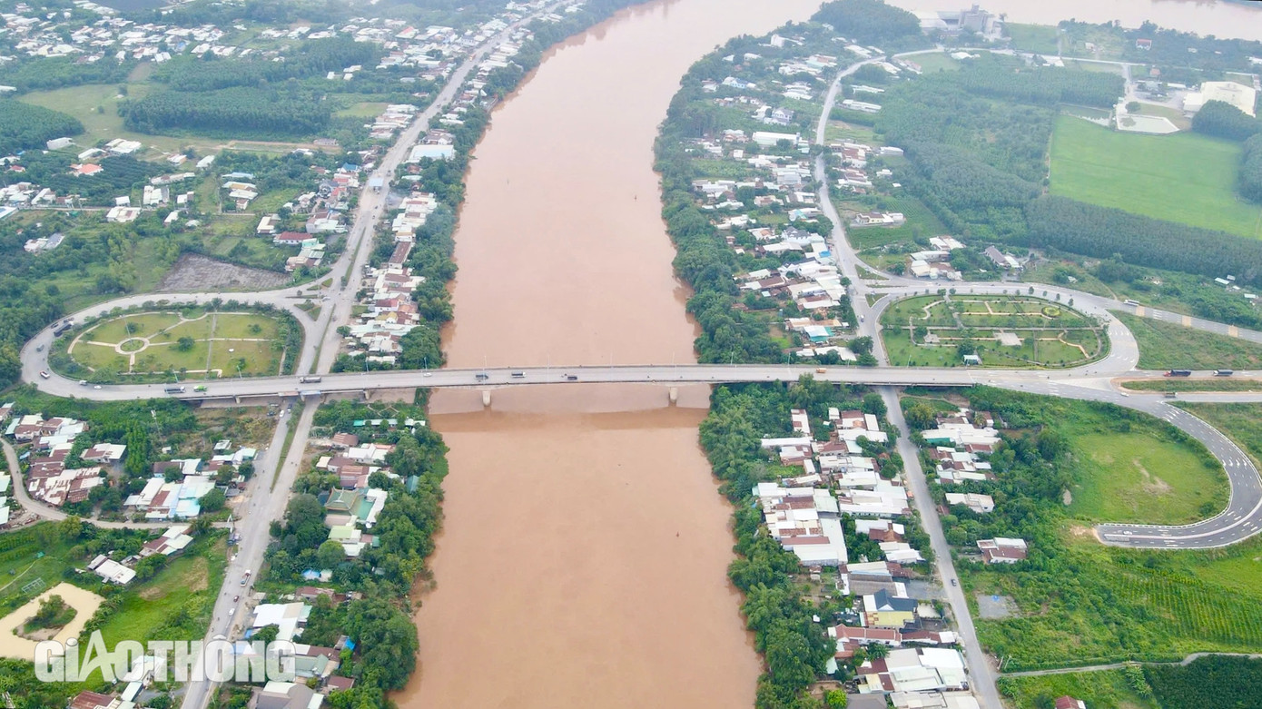 Kế tiếp, nằm ở phía Bắc, cách cầu Đồng Nai và cầu Hóa An đều khoảng 22km là cầu Thủ Biên, đây là cây cầu thứ ba nối Đồng Nai - Bình Dương. Cầu này bắc qua sông, kết nối huyện Bắc Tân Uyên (Bình Dương) và huyện Vĩnh Cửu (Đồng Nai) được xây dựng năm 2007 và hoàn thành vào năm 2010.