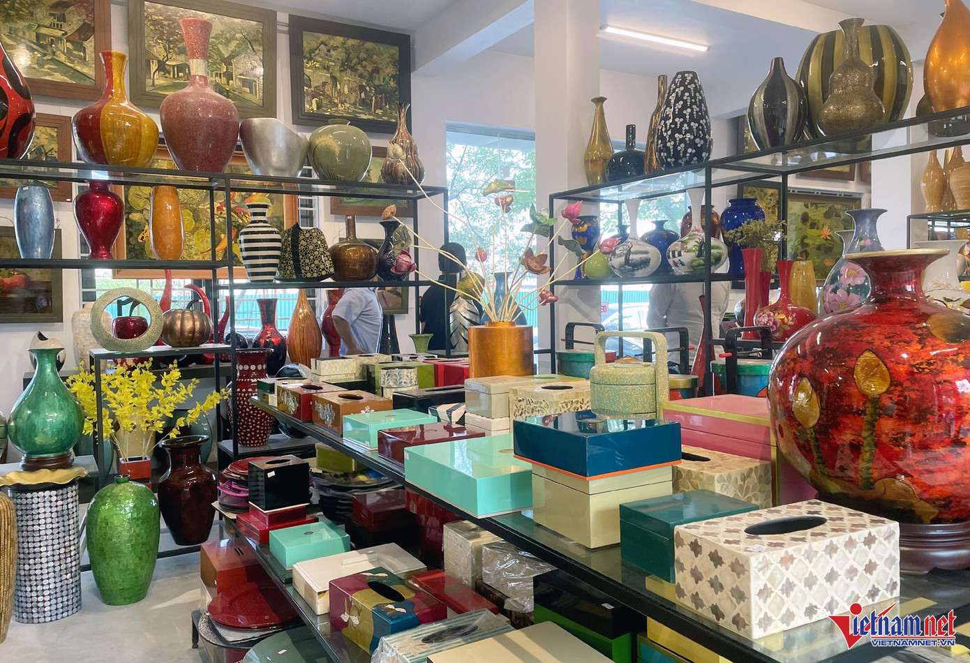 Các sản phẩm sơn mài tại làng Hạ Thái. Ảnh: Ngọc Hà