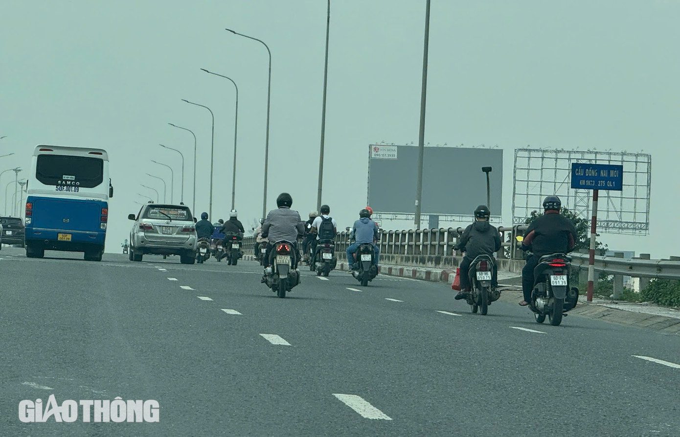 Sau đó, do lưu lượng xe qua lại quá đông, cầu cũ quá tải nên đến năm 2007 ngành GTVT đã xây dựng thêm cầu Đồng Nai mới và tới 2009. Cầu mới dài 461,6m, rộng 20m, có 5 làn xe. Khi cầu này hoạt động đã chia tải cho cầu cũ. Trong đó, cầu mới xe lưu thông từ Đồng Nai đi TP.HCM, Bình Dương... còn cầu cũ sẽ lưu thông theo hướng ngược lại.