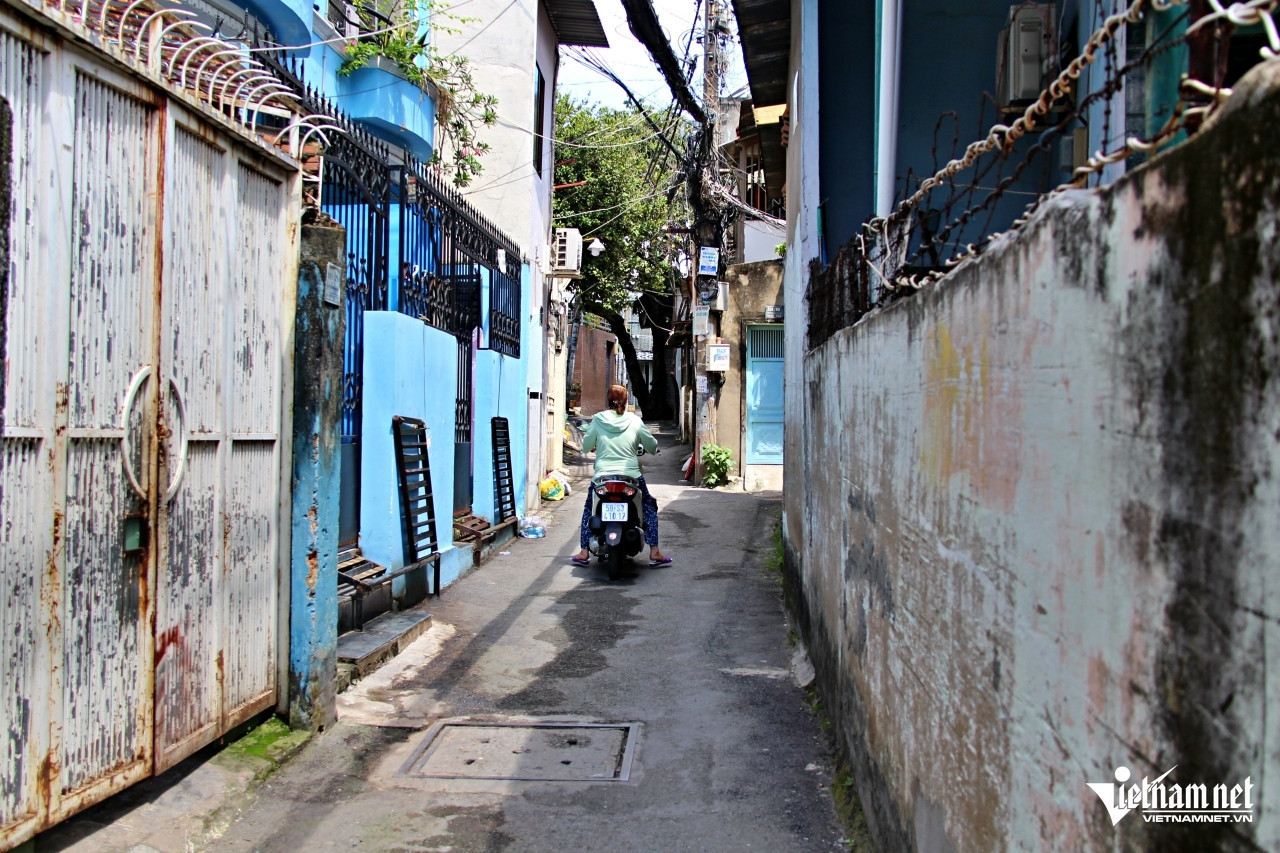 Sau đoạn đường khoảng 200m, hẻm 334 bắt đầu phân nhánh. Ảnh: Hà Nguyễn. Sau đoạn đường khoảng 200m, hẻm 334 bắt đầu phân nhánh. Ảnh: Hà Nguyễn.