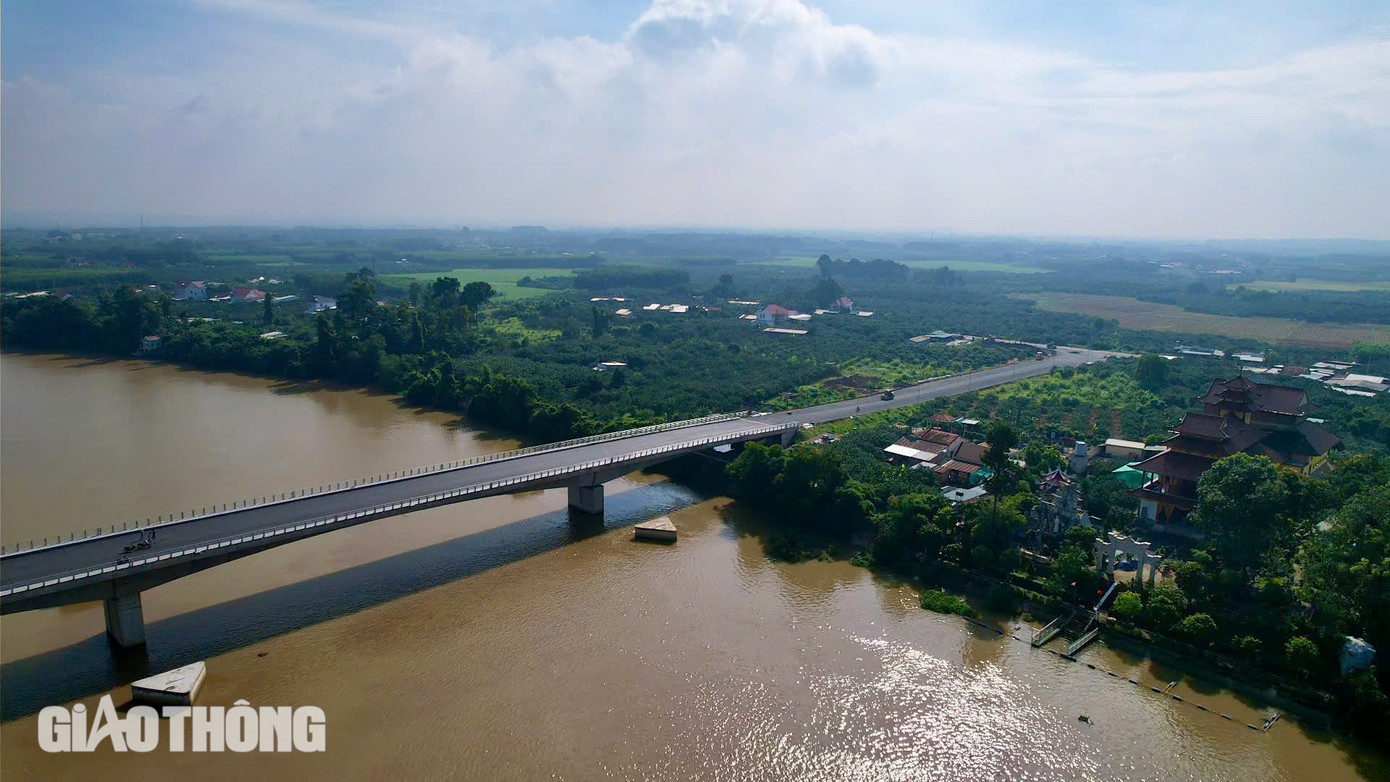 Đặc biệt mới đây nhất, cây cầu thứ tư kết nối hai tỉnh là cầu Bạch Đằng 2 đã thông xe đi vào khai thác từ 2/9. Cầu Bạch Đằng 2 nối thành phố Tân Uyên và xã Bình Lợi, huyện Vĩnh Cửu có tổng vốn đầu tư hơn 500 tỷ đồng.