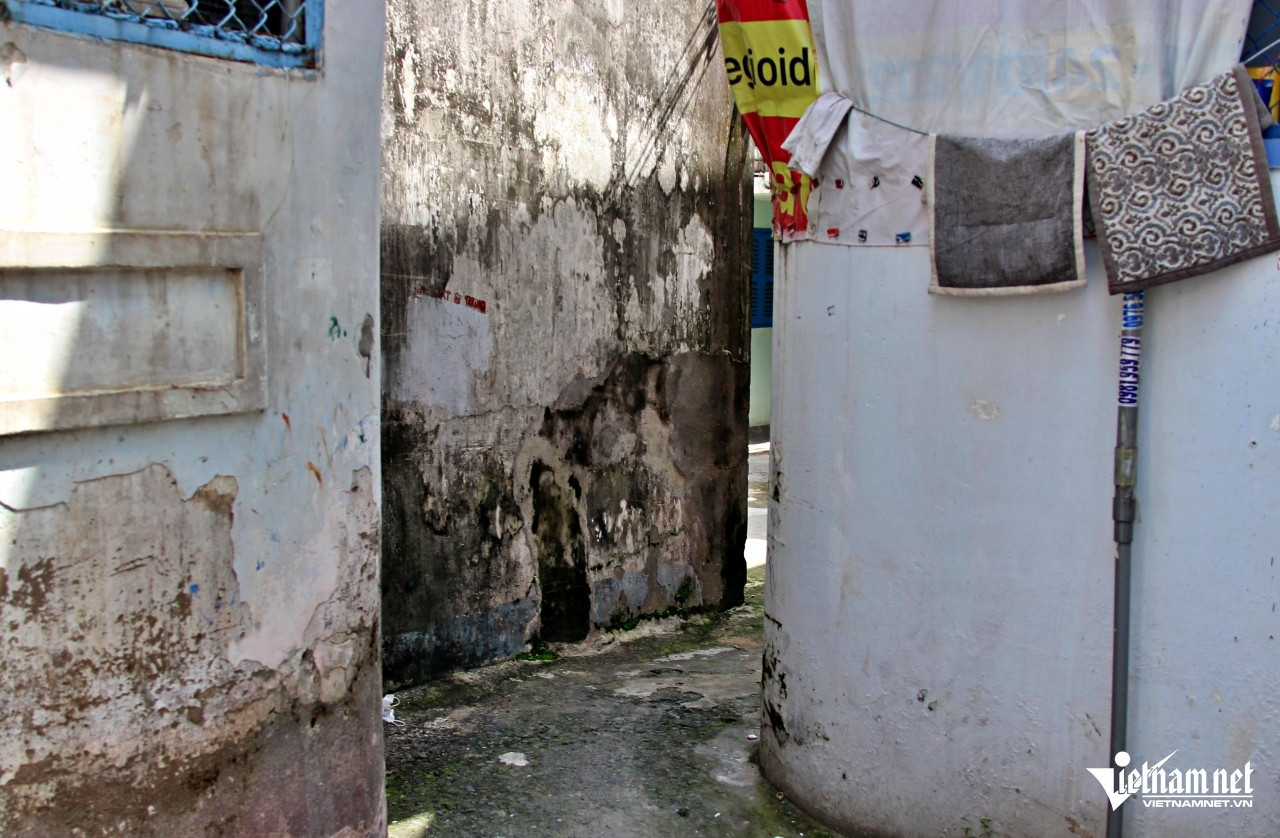 Một đoạn hẻm nhỏ có đến 3 khúc ngoặt liên tiếp. Ảnh: Hà Nguyễn. Một đoạn hẻm nhỏ có đến 3 khúc ngoặt liên tiếp. Ảnh: Hà Nguyễn.