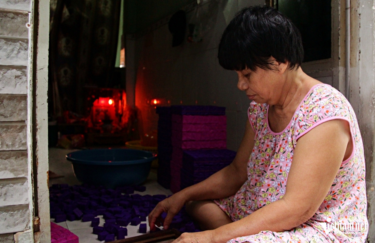 Bà Hồng sinh sống ở hẻm "bát quái" 33 năm. Ảnh: Hà Nguyễn. Bà Hồng sinh sống ở hẻm "bát quái" 33 năm. Ảnh: Hà Nguyễn.