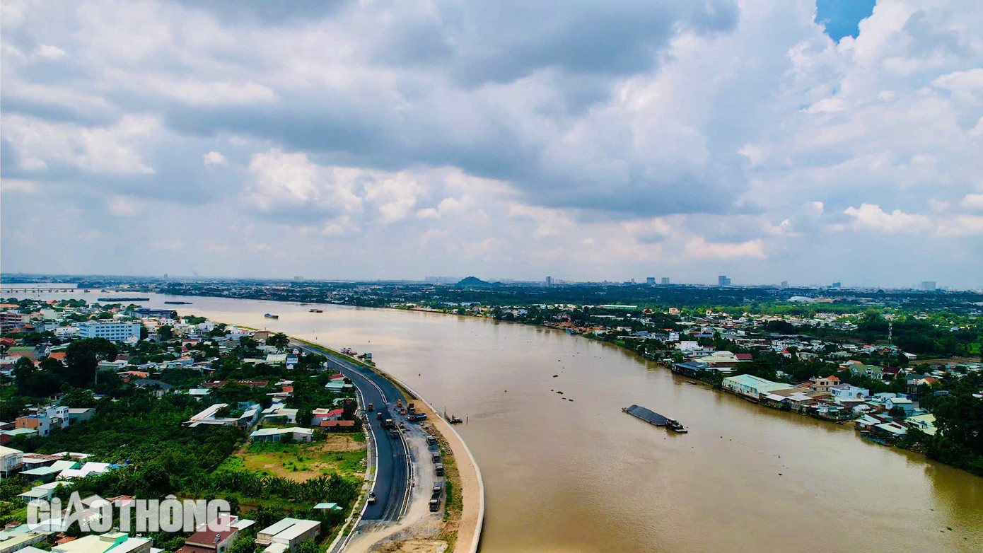 Đồng Nai và Bình Dương là hai tỉnh nằm trong vùng Đông Nam bộ, ngăn cách nhau bởi con sông Đồng Nai. Theo thời gian, nhiều khu vực của hai tỉnh đang được kết nối gần hơn nhờ các cây cầu Đồng Nai, Thủ Biên, Hóa An, Bạch Đằng 2.