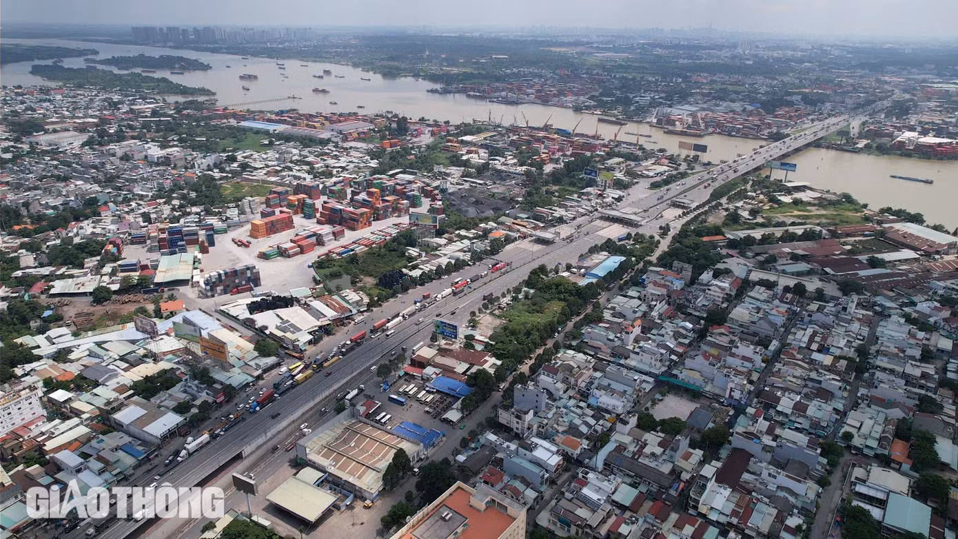 Cầu Đồng Nai nằm trên quốc lộ 1 là cây cầu đầu tiên kết nối Đồng Nai - Bình Dương. Cây cầu này được xây dựng năm 1964 nối thành phố Biên Hòa, tỉnh Đồng Nai với thành phố Dĩ An, tỉnh Bình Dương. Cầu có chiều dài gần 500m, được thiết kế 16m lòng đường với 4 làn xe, vỉa hè hai bên rộng 3,6m.