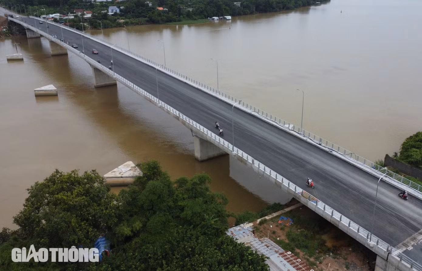 Cầu gồm phần cầu và đường dẫn dài gần 1km, trong đó phần cầu dài hơn 401m, phần đường dẫn cầu dài hơn 544m, có quy mô 4 làn xe, vận tốc thiết kế 80km/h. Cầu Bạch Đằng 2 sẽ thúc đẩy giao thương, tạo ra không gian phát triển đô thị, thương mại, dịch vụ cho hai tỉnh và cả khu vực Đông Nam Bộ.