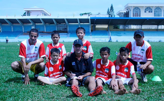 Công Phượng cùng những cầu thủ khác lọt vào VCK cùng HLV Guillaume