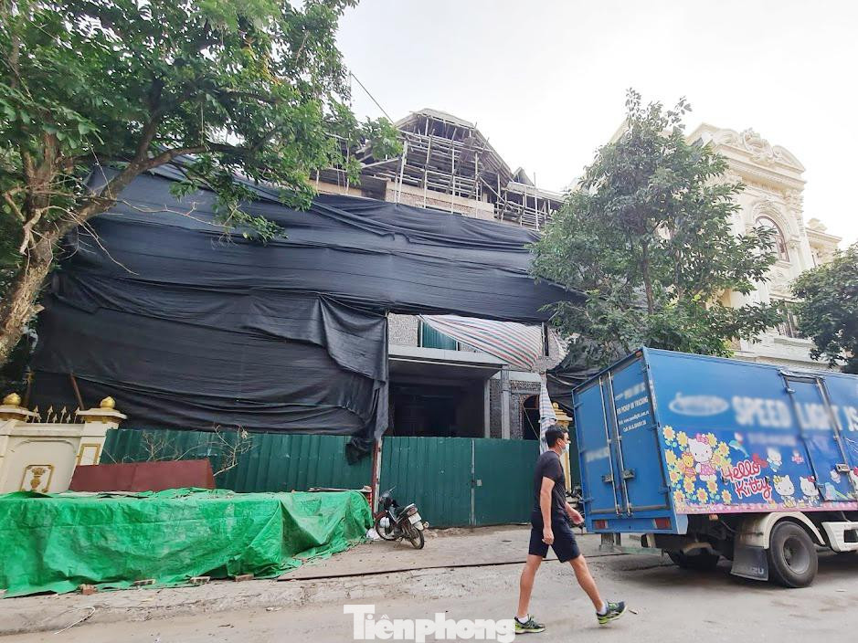 Tại Khu biệt thự 5,2ha phường Yên Hòa, quận Cầu Giấy thời gian qua cũng xuất hiện nhiều công trình vi phạm trật tự xây dựng. Theo đó, công trình số 9 nhà B tại Khu biệt thự 5,2ha phường Yên Hòa xây dựng sai phép, sai mật độ, UBND quận Cầu Giấy ra quyết định xử phạt, UBND phường yêu cầu dừng thi công nhưng chủ công trình vẫn ngang nhiên hoàn thiện công trình đưa vào sử dụng.