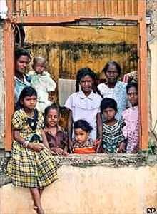 Người dân các nước bị thiên tai chờ đợi hàng cứu trợ ảnh 6