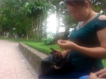 “Má mì” này kì kèo từng xu khi tự nhận đang làm việc… lấy phúc đức