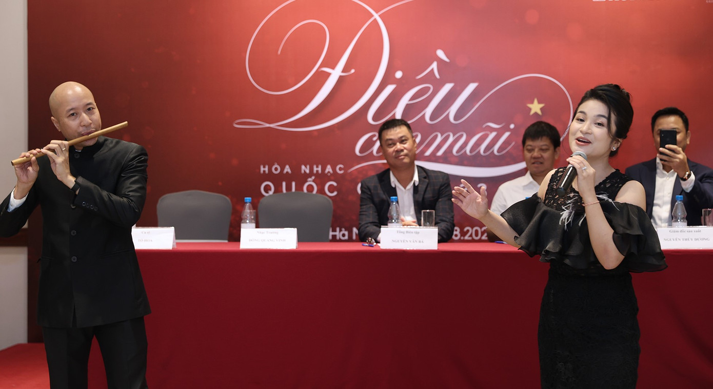 Tiết mục ngẫu hứng của nhạc trưởng Đồng Quang Vinh và ca sĩ Đỗ Tố Hoa. Tiết mục ngẫu hứng của nhạc trưởng Đồng Quang Vinh và ca sĩ Đỗ Tố Hoa.