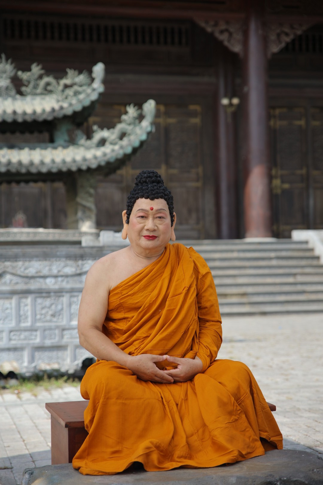 NSND Tiến Đạt được hóa trang thành hình tượng Phật Thích Ca.