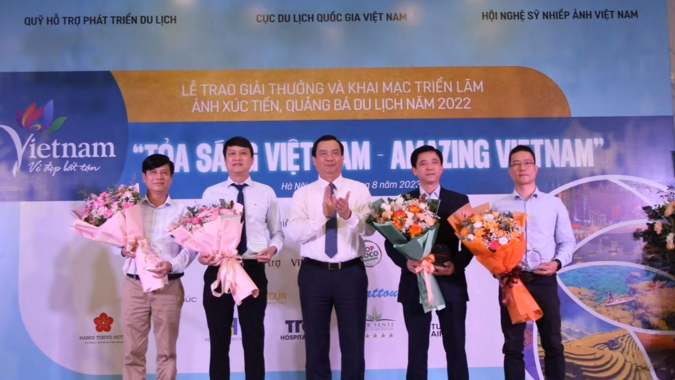 11 tác giả có tác phẩm đạt giải được vinh danh.