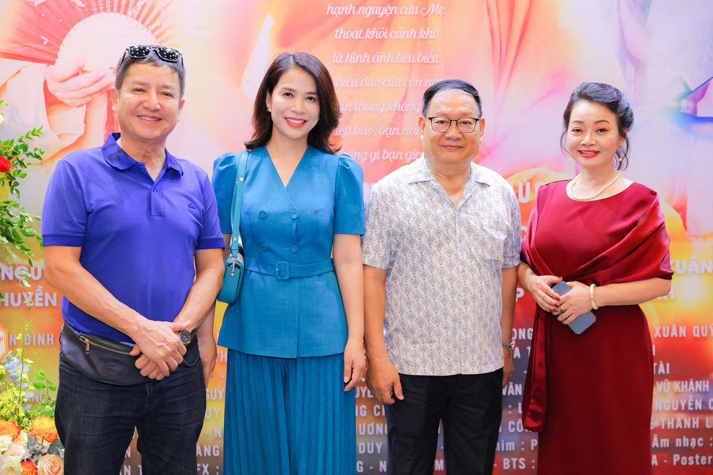 Vợ chồng NSƯT Chí Trung (trái), NSND Tiến Đạt chúc mừng nghệ sĩ Trà My và ê-kíp.