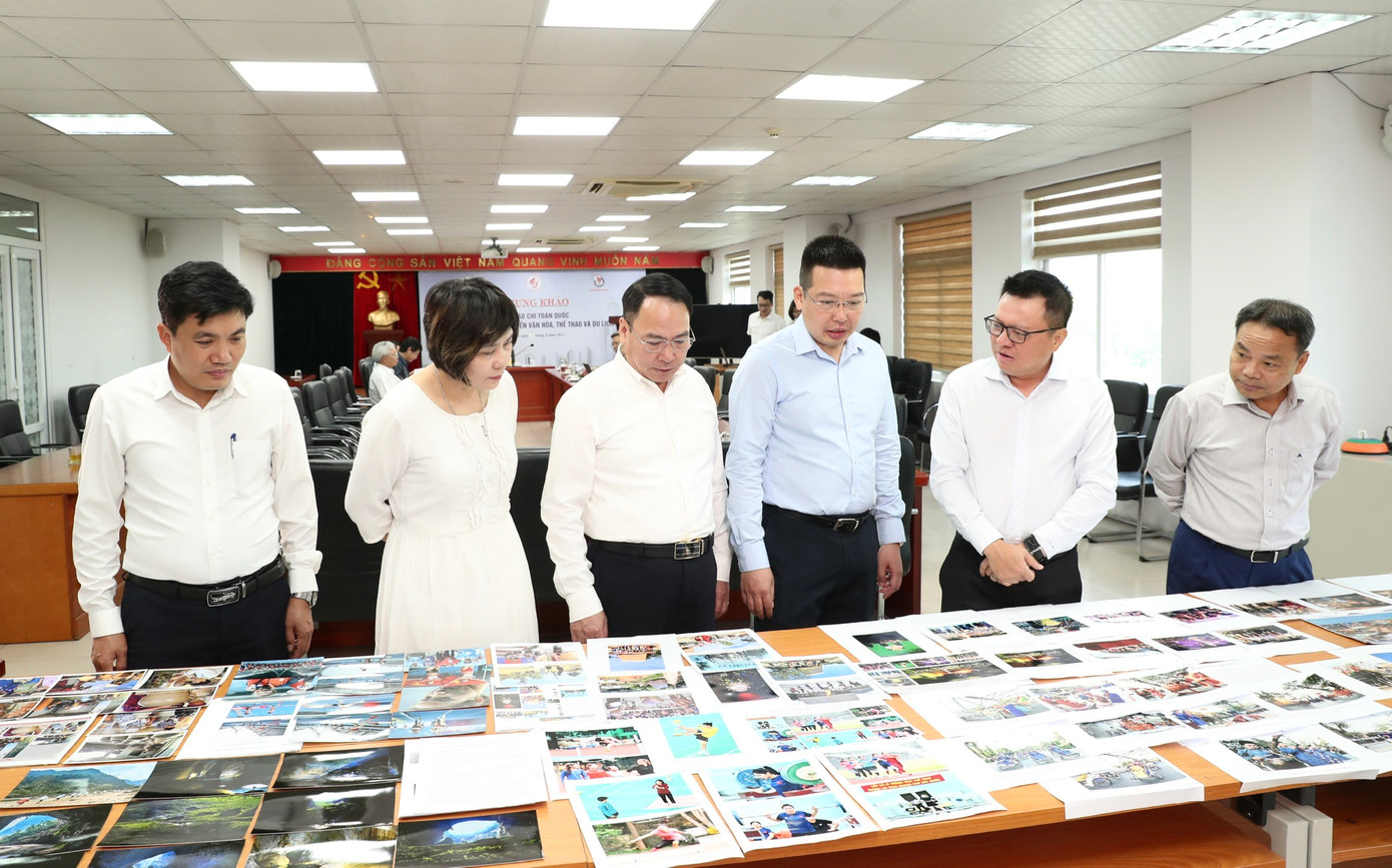 Ban giám khảo họp, bỏ phiếu vòng chung khảo ngày 30/8. Ảnh: Trần Huấn