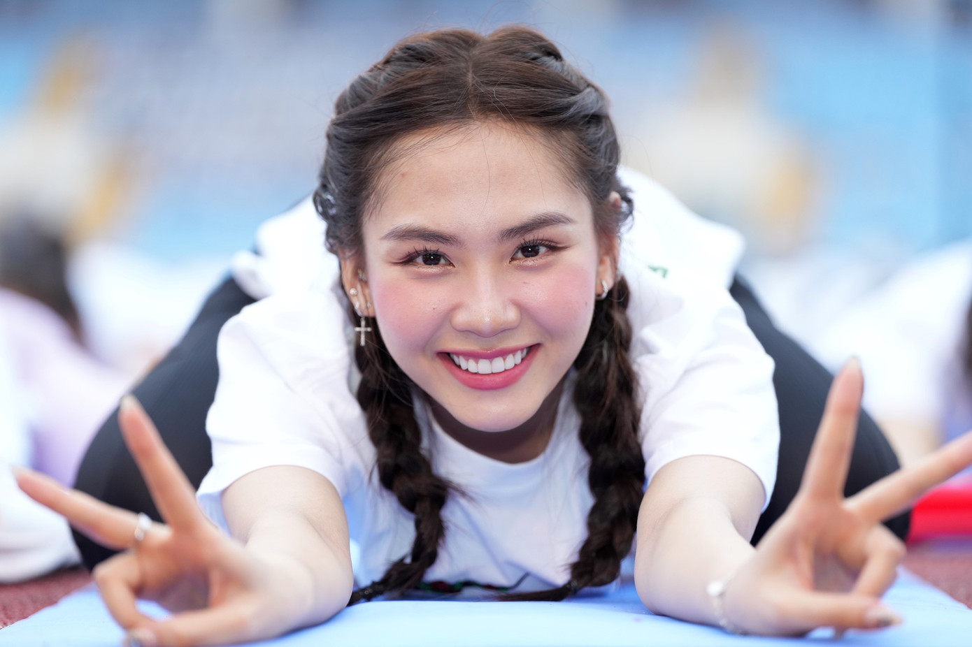 Hoa hậu Mai Phương xuất hiện cùng dàn hoa hậu, á hậu đồng diễn yoga trên sân Mỹ Đình.