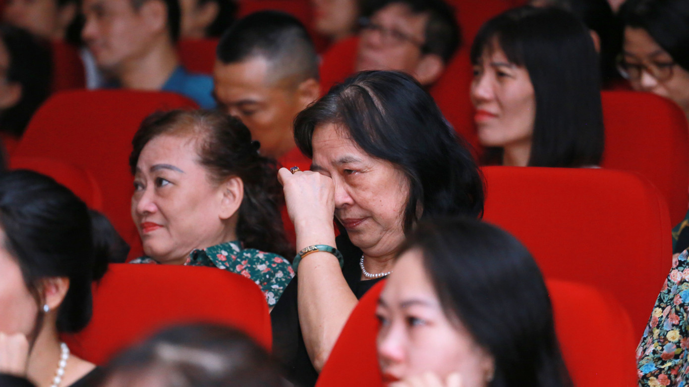 Nước mắt rơi cho những cảm xúc đẹp về đạo hiếu - truyền thống tốt đẹp của dân tộc. Nước mắt rơi cho những cảm xúc đẹp về đạo hiếu - truyền thống tốt đẹp của dân tộc.