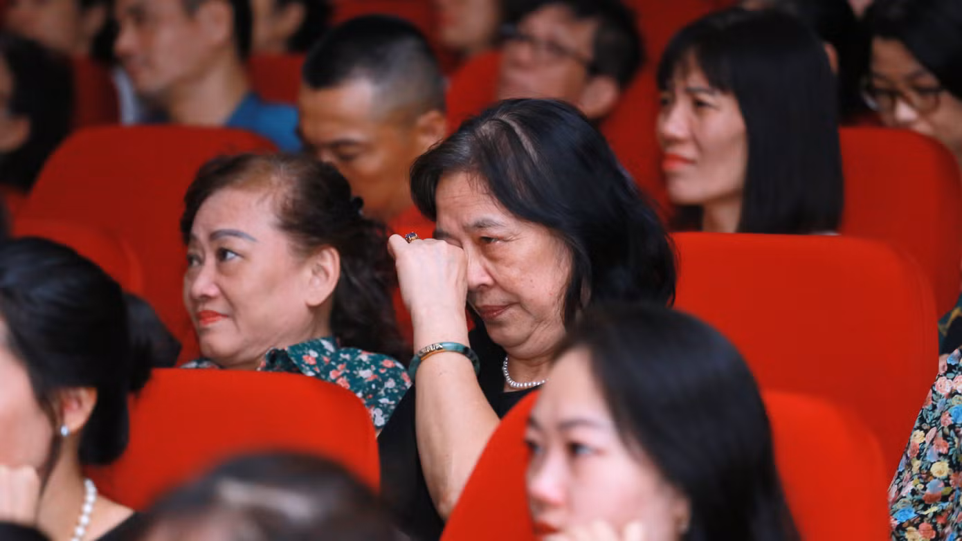 Nước mắt rơi cho những cảm xúc đẹp về đạo hiếu - truyền thống tốt đẹp của dân tộc. Nước mắt rơi cho những cảm xúc đẹp về đạo hiếu - truyền thống tốt đẹp của dân tộc.