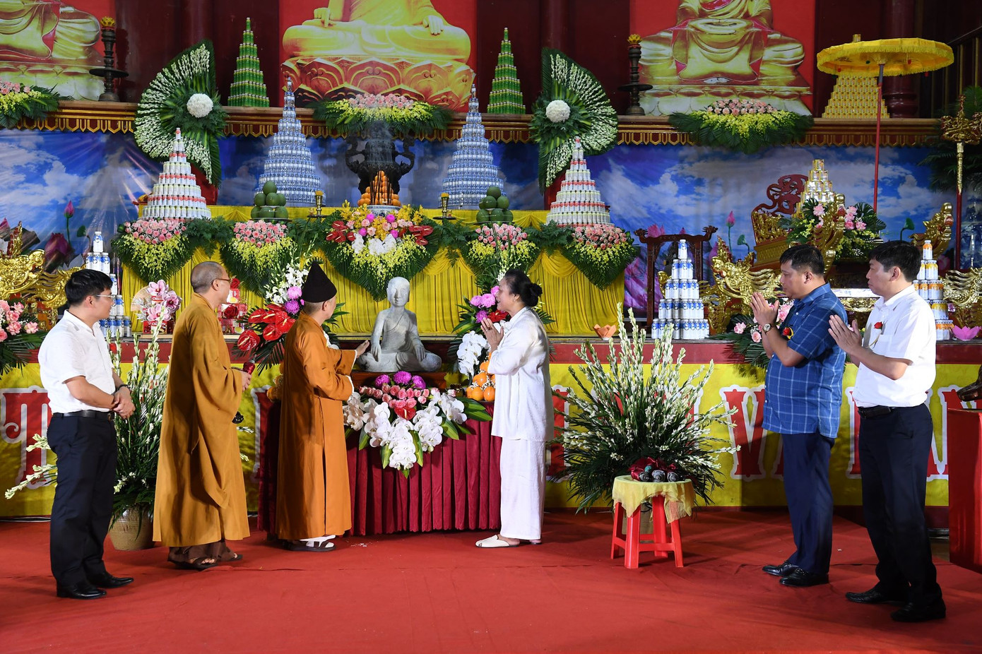 Sau lễ chú nguyện khai tượng, pho tượng tiếp tục được hoàn thành. Sau lễ chú nguyện khai tượng, pho tượng tiếp tục được hoàn thành.