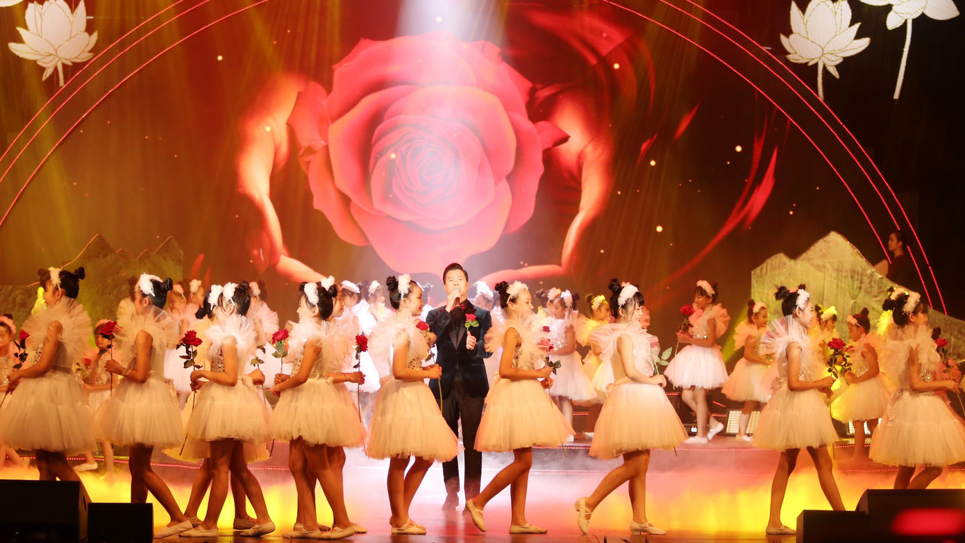 Bông hồng cài áo da diết qua giọng ca Quang Dũng. Bông hồng cài áo da diết qua giọng ca Quang Dũng.