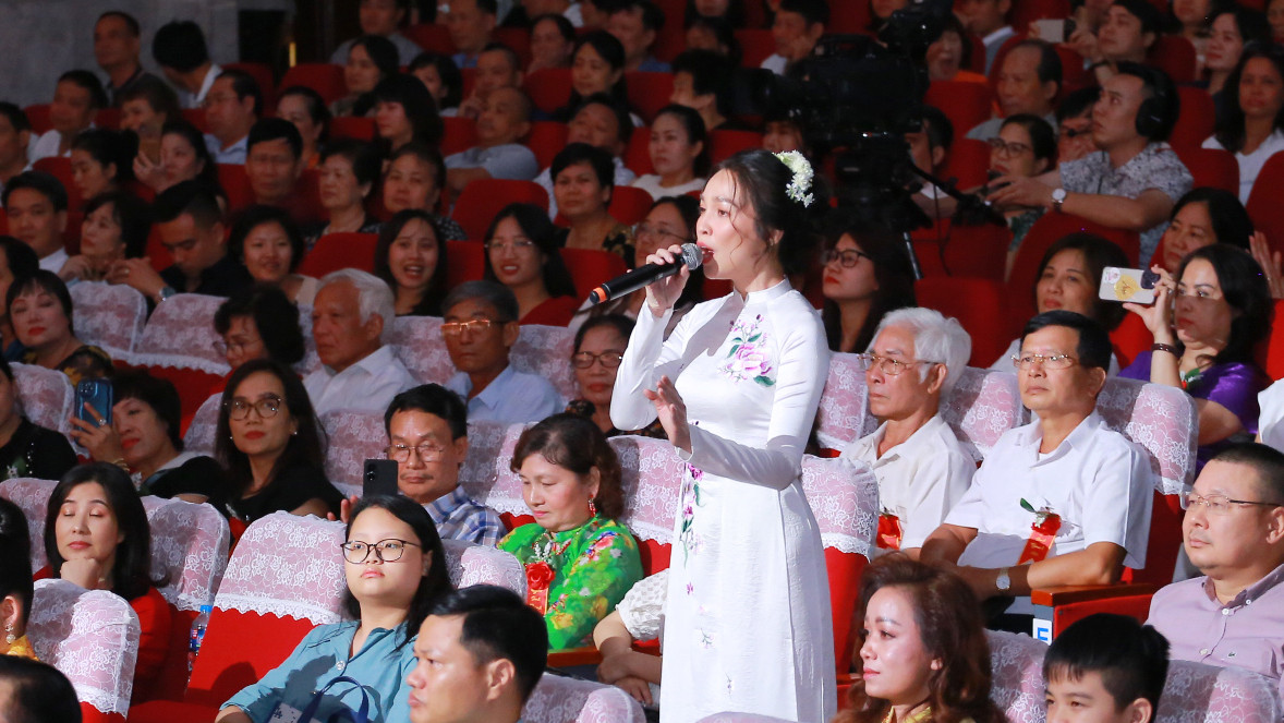 Hiền Thục rơi nước mắt hát Con nợ mẹ, Nhật ký của mẹ. Hiền Thục rơi nước mắt hát Con nợ mẹ, Nhật ký của mẹ.