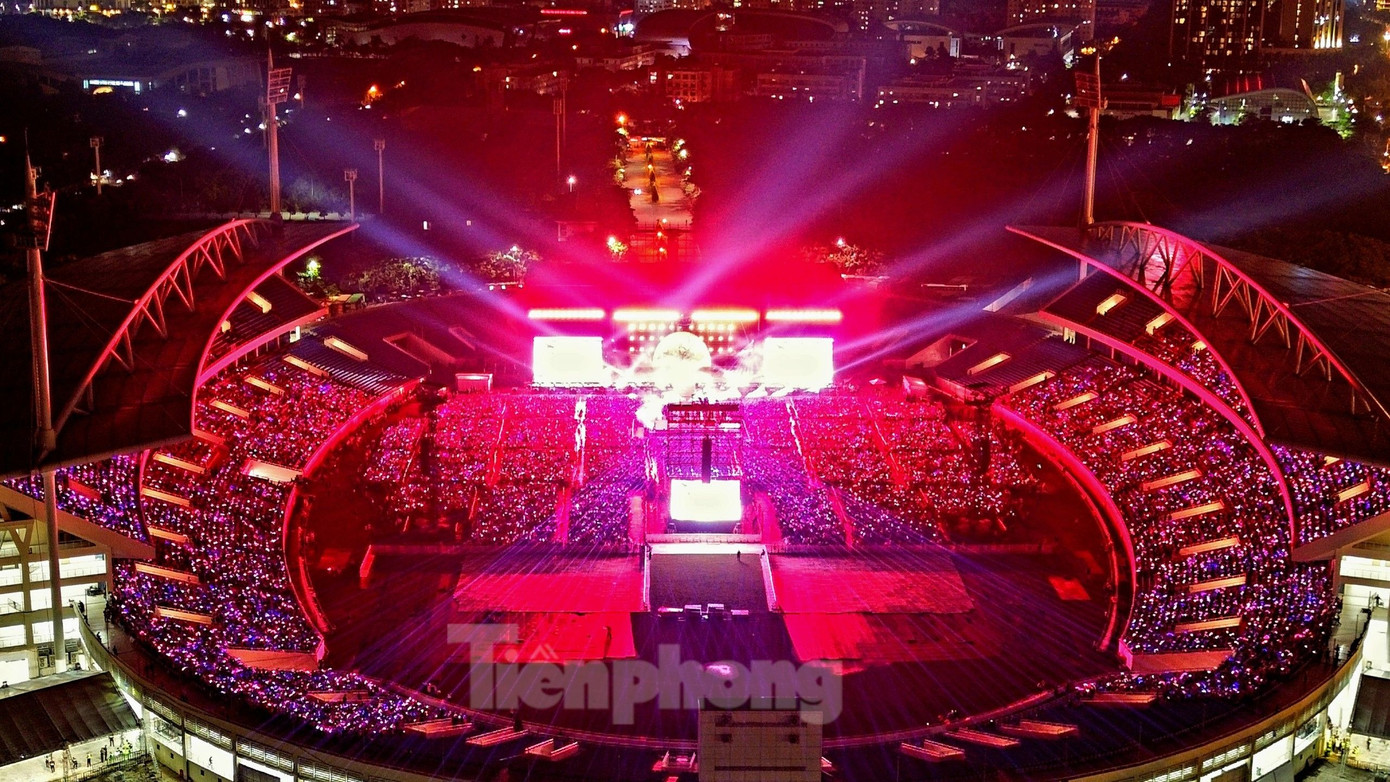 Sân vận động Mỹ Đình rực rỡ trong "ngày hội của người hâm mộ Kpop" không chỉ ở Việt Nam Ảnh: Hoàng Mạnh Thắng.