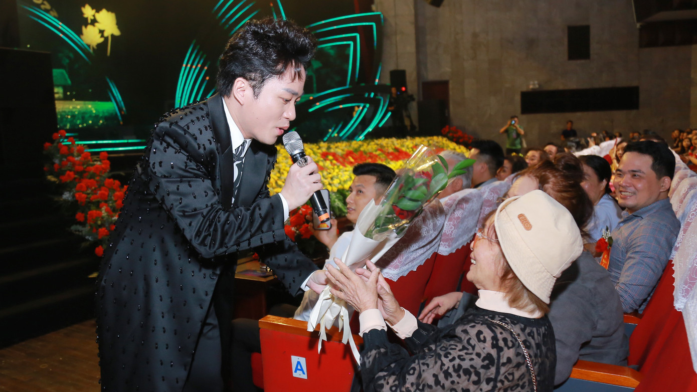 Đóa hồng đỏ thắm Tùng Dương dành tặng người bà, người mẹ dưới khán phòng. Đóa hồng đỏ thắm Tùng Dương dành tặng người bà, người mẹ dưới khán phòng.