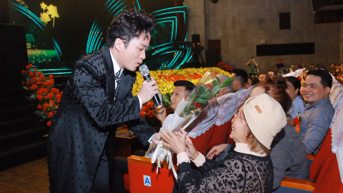 Đóa hồng đỏ thắm Tùng Dương dành tặng người bà, người mẹ dưới khán phòng. Đóa hồng đỏ thắm Tùng Dương dành tặng người bà, người mẹ dưới khán phòng.