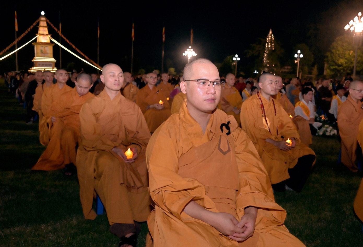 Hàng trăm tăng, ni, sinh tề tựu về quảng trường Viên Quang. Hàng trăm tăng, ni, sinh tề tựu về quảng trường Viên Quang.