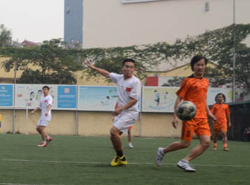 Viettel mang màu áo trắng, BKAV trong màu áo da cam