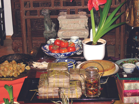 Ấm cúng bàn thờ tổ tiên ở xứ người. Chỉ tiếc là bánh chưng chỉ được gói bằng lá chuối khô