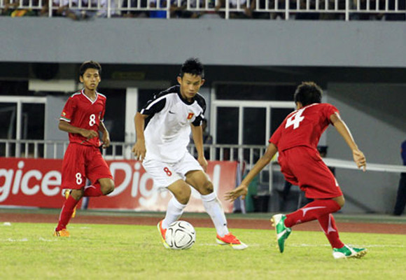 Cầu thủ Nguyễn Hồng Sơn (trắng) bị nghi "già hơn tuổi". Cầu thủ Nguyễn Hồng Sơn (trắng) bị nghi