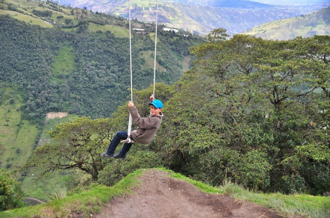 Du khách mạo hiểm luôn được chào đón để có một chuyến đong đưa trên chiếc xích đu. Trong khi nguy hiểm luôn có thể xảy đến bất kỳ lúc nào, nhưng khách đánh đu cũng luôn ý thức được sự rủi ro để không vô tình ném mình xuống vực thẳm một cách oan uổng
